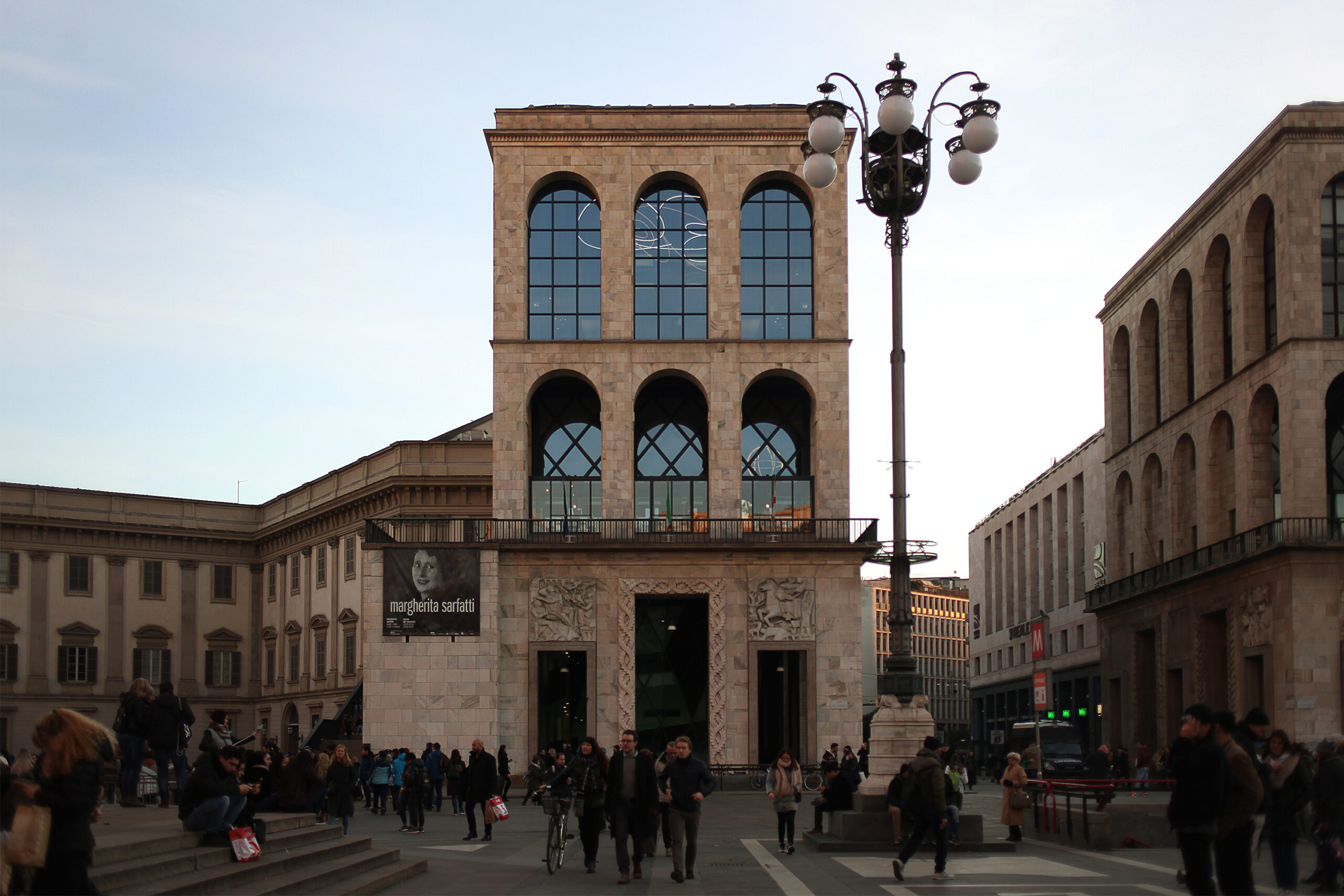 Veduta_del_Museo_del_Novecento_all'arengario_di_Milano,_da_piazza_del_Duomo